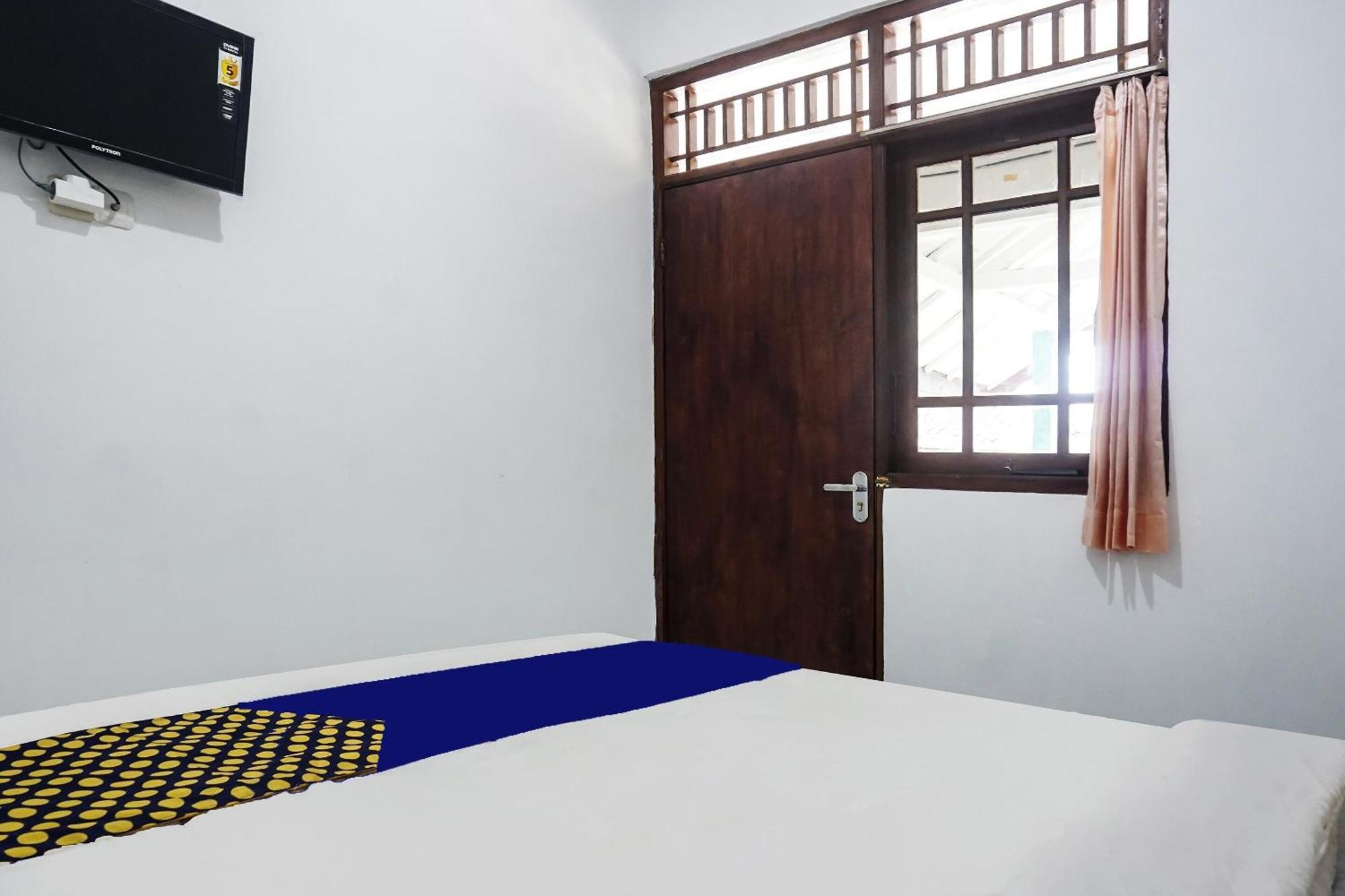Oyo 90928 Wisma Asri Putra Syariah Bogor Buitenkant foto