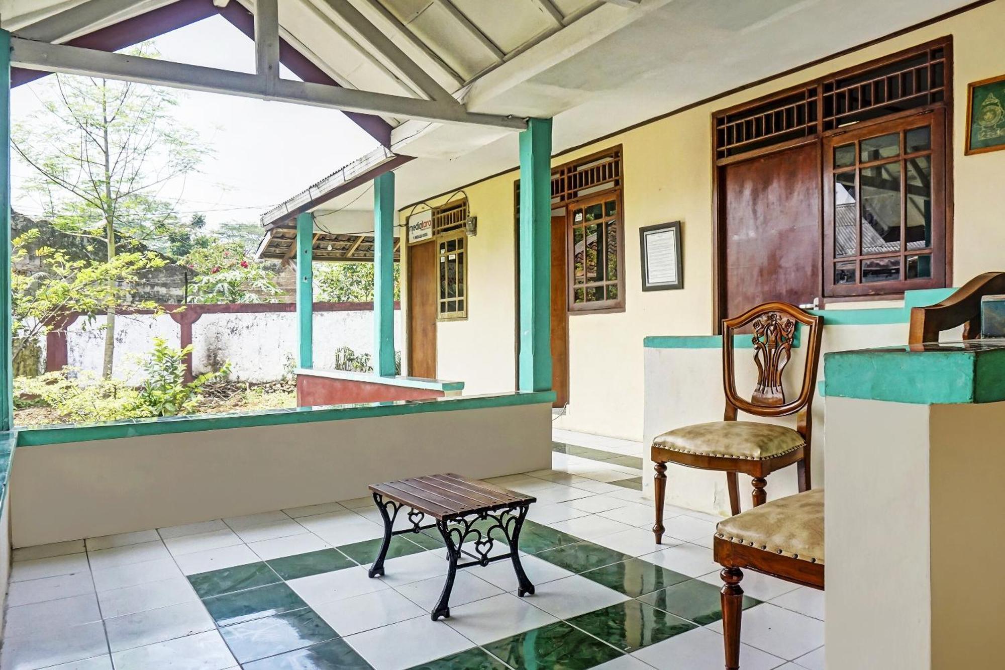 Oyo 90928 Wisma Asri Putra Syariah Bogor Buitenkant foto