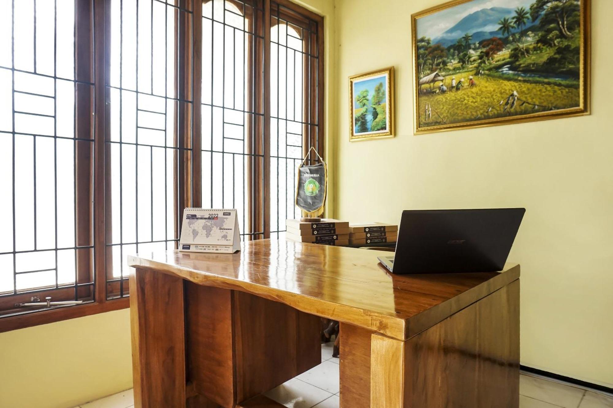 Oyo 90928 Wisma Asri Putra Syariah Bogor Buitenkant foto