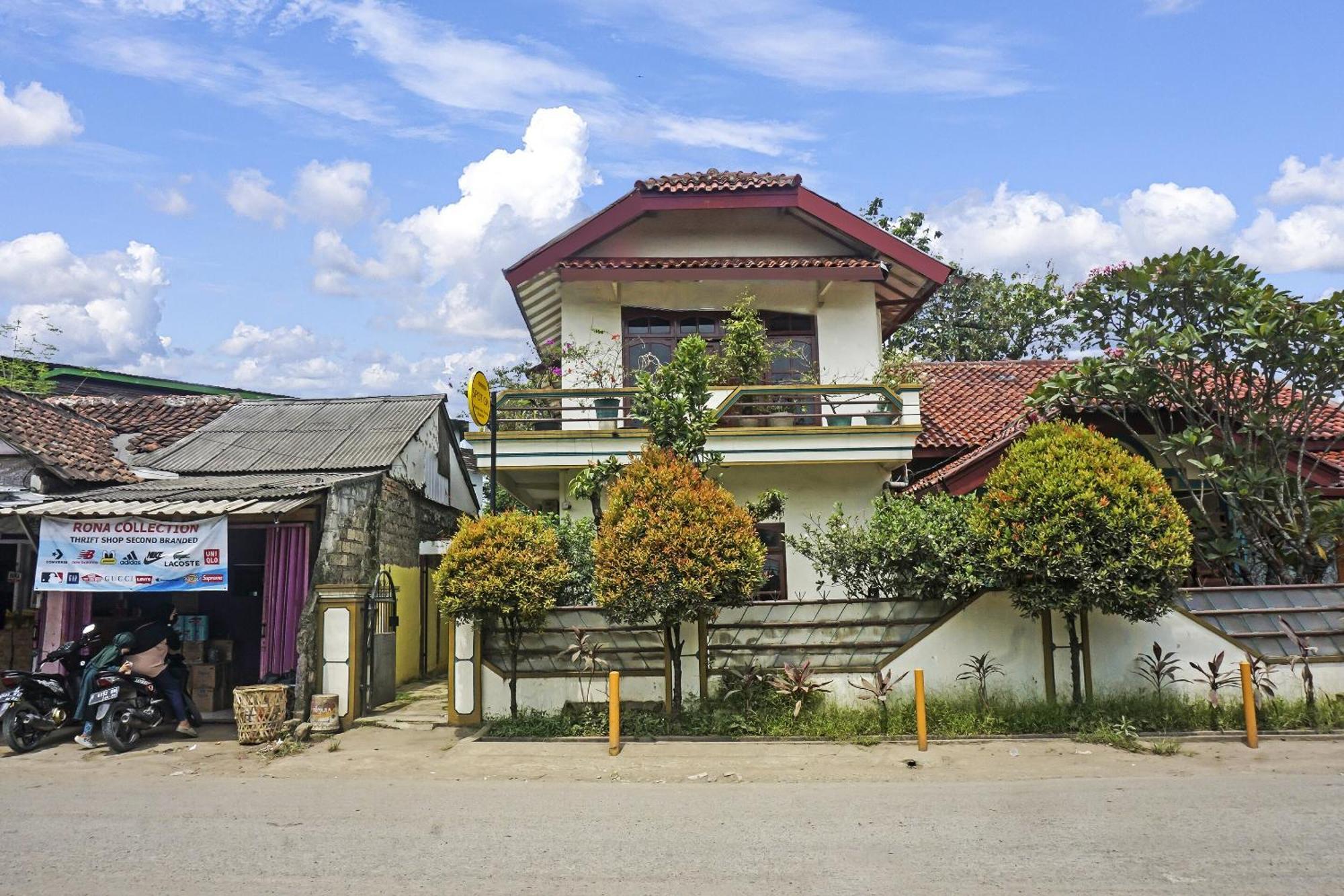 Oyo 90928 Wisma Asri Putra Syariah Bogor Buitenkant foto