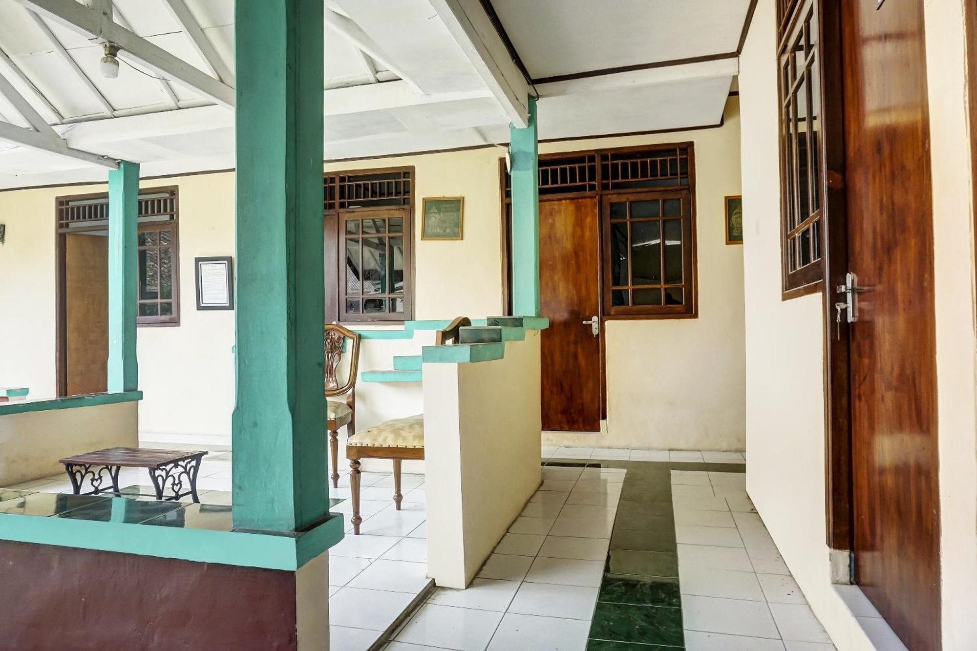 Oyo 90928 Wisma Asri Putra Syariah Bogor Buitenkant foto