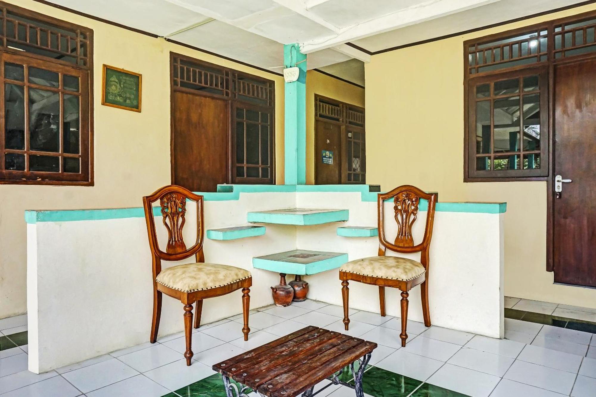 Oyo 90928 Wisma Asri Putra Syariah Bogor Buitenkant foto